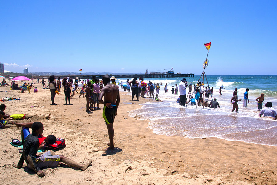 Südafrika Durban Strand mit Einheimische