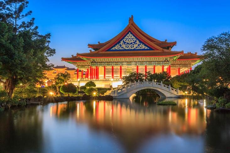 Explore Taipei's beautiful temples by night | Travel Nation