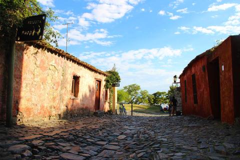Stroll through the cobbled streets of Colonia del Sacramento | Travel Nation