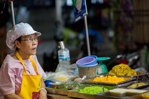 10 cheap but yummy street food eats in cambodia, thailand and vietnam